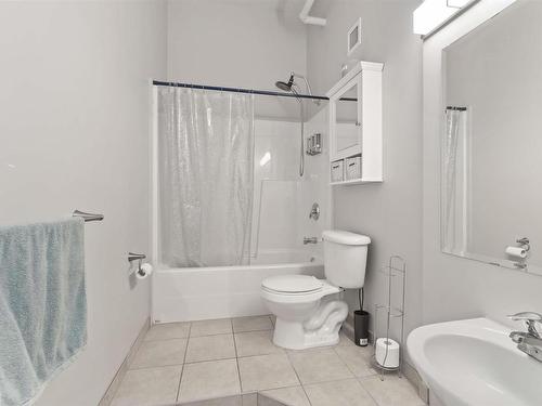 905 10179 105 Street, Edmonton, AB - Indoor Photo Showing Bathroom