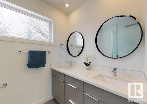 12903 107 Avenue, Edmonton, AB - Indoor Photo Showing Bathroom