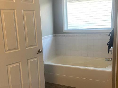 127 Ward Crescent, Edmonton, AB - Indoor Photo Showing Bathroom