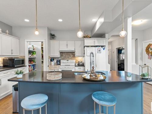 Stony Plain, AB - Indoor Photo Showing Kitchen