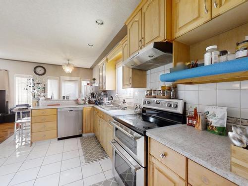 2823 34A Avenue, Edmonton, AB - Indoor Photo Showing Kitchen