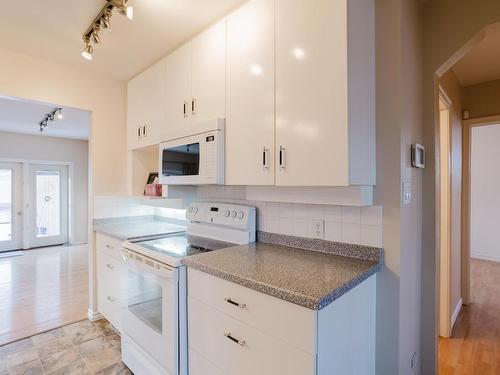 Edmonton, AB - Indoor Photo Showing Kitchen