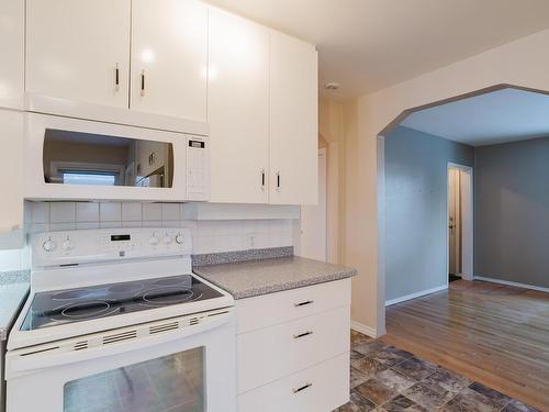 Edmonton, AB - Indoor Photo Showing Kitchen