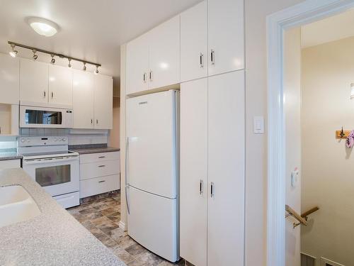 Edmonton, AB - Indoor Photo Showing Kitchen