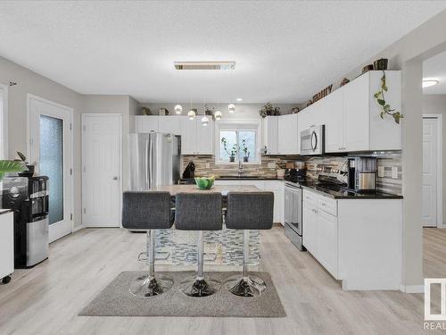 431 Breckenridge Lane, Edmonton, AB - Indoor Photo Showing Kitchen With Upgraded Kitchen