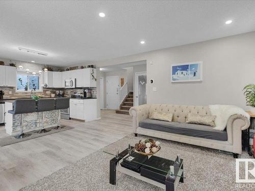 431 Breckenridge Lane, Edmonton, AB - Indoor Photo Showing Living Room