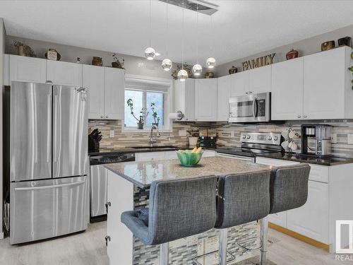 431 Breckenridge Lane, Edmonton, AB - Indoor Photo Showing Kitchen With Upgraded Kitchen