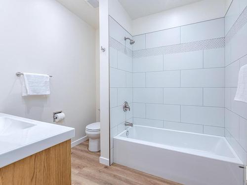 11860 58 Street, Edmonton, AB - Indoor Photo Showing Bathroom