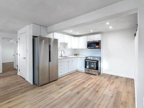 11860 58 Street, Edmonton, AB - Indoor Photo Showing Kitchen