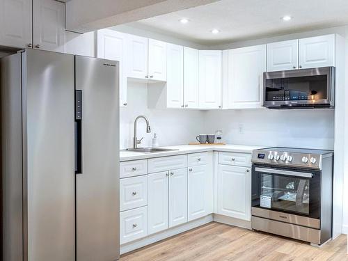 11860 58 Street, Edmonton, AB - Indoor Photo Showing Kitchen With Upgraded Kitchen