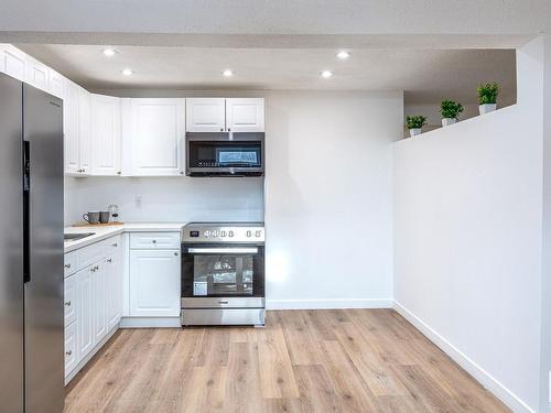 11860 58 Street, Edmonton, AB - Indoor Photo Showing Kitchen