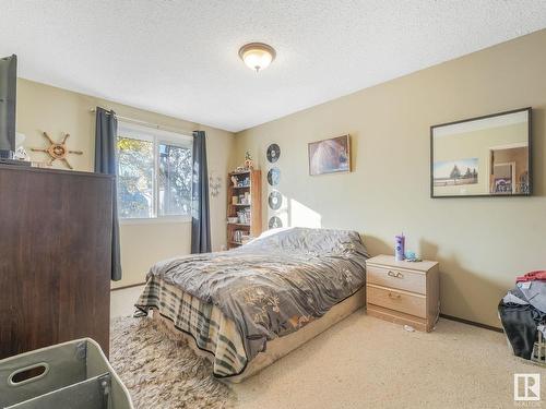 6 Willowdale Place, Edmonton, AB - Indoor Photo Showing Bedroom