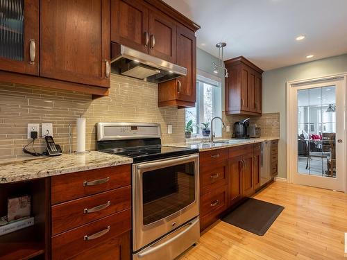 11036 10 Avenue, Edmonton, AB - Indoor Photo Showing Kitchen