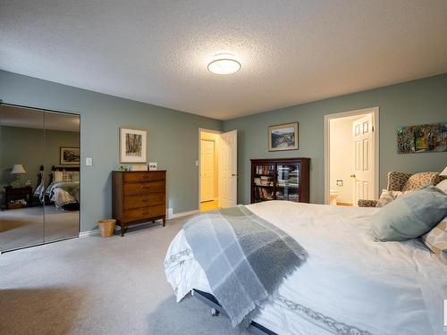 11036 10 Avenue, Edmonton, AB - Indoor Photo Showing Bedroom