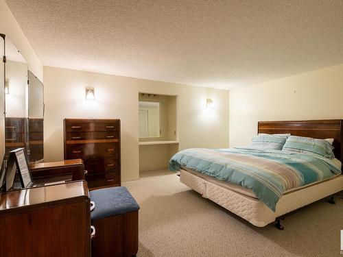 11036 10 Avenue, Edmonton, AB - Indoor Photo Showing Bedroom