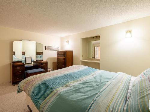 11036 10 Avenue, Edmonton, AB - Indoor Photo Showing Bedroom