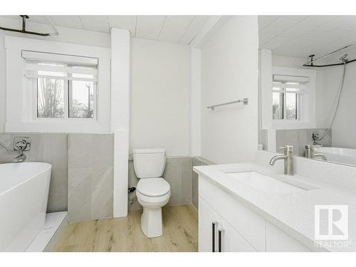 9937 88 Avenue, Edmonton, AB - Indoor Photo Showing Bathroom