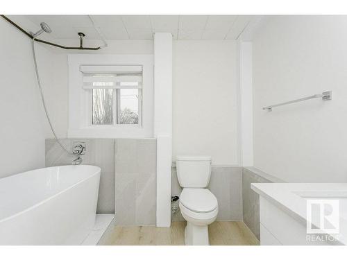 9937 88 Avenue, Edmonton, AB - Indoor Photo Showing Bathroom