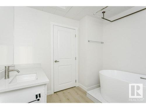 9937 88 Avenue, Edmonton, AB - Indoor Photo Showing Bathroom