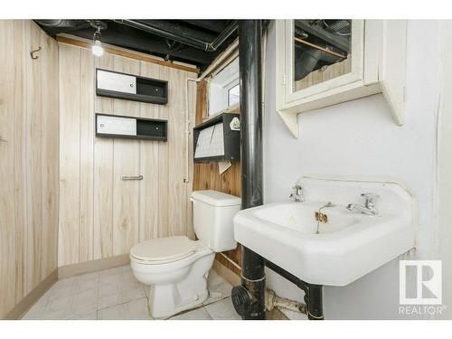 9937 88 Avenue, Edmonton, AB - Indoor Photo Showing Bathroom