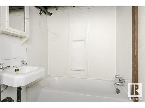 9937 88 Avenue, Edmonton, AB - Indoor Photo Showing Bathroom