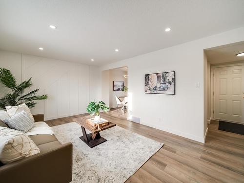 436 Hermitage Road, Edmonton, AB - Indoor Photo Showing Living Room