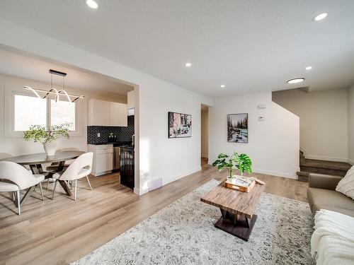 436 Hermitage Road, Edmonton, AB - Indoor Photo Showing Living Room