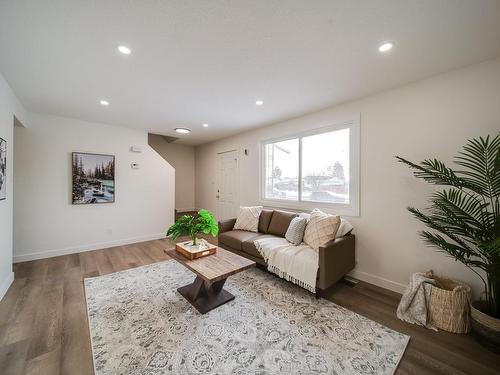 436 Hermitage Road, Edmonton, AB - Indoor Photo Showing Living Room