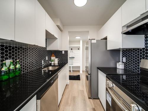 436 Hermitage Road, Edmonton, AB - Indoor Photo Showing Kitchen With Stainless Steel Kitchen