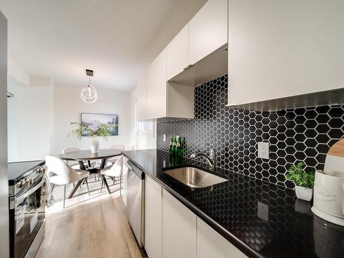 436 Hermitage Road, Edmonton, AB - Indoor Photo Showing Kitchen With Upgraded Kitchen