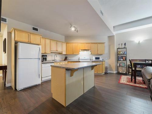 Edmonton, AB - Indoor Photo Showing Kitchen