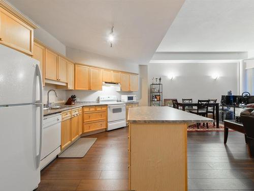 Edmonton, AB - Indoor Photo Showing Kitchen