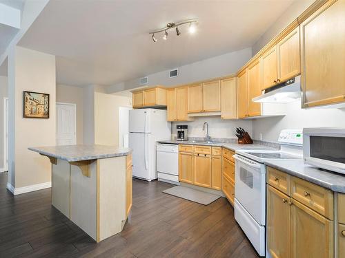 Edmonton, AB - Indoor Photo Showing Kitchen