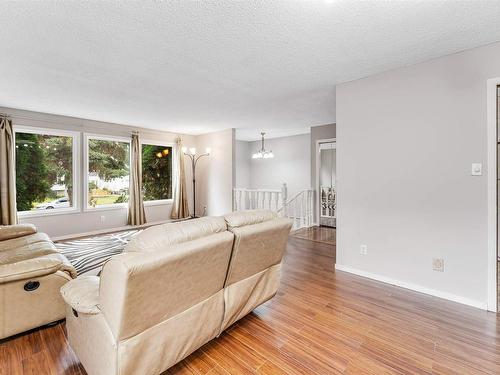 6416 11 Avenue, Edmonton, AB - Indoor Photo Showing Living Room