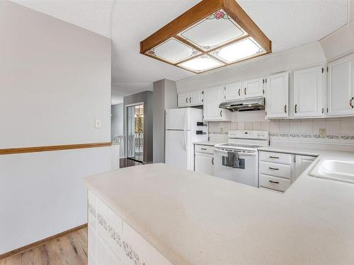 6416 11 Avenue, Edmonton, AB - Indoor Photo Showing Kitchen