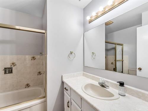 6416 11 Avenue, Edmonton, AB - Indoor Photo Showing Bathroom