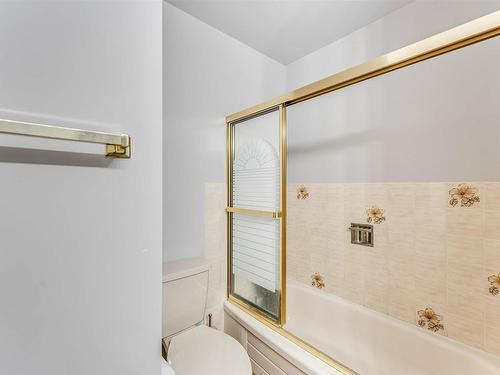 6416 11 Avenue, Edmonton, AB - Indoor Photo Showing Bathroom