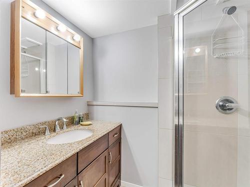 6416 11 Avenue, Edmonton, AB - Indoor Photo Showing Bathroom