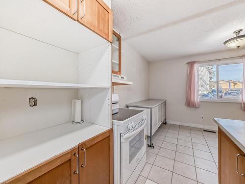 111 Woodstock, Edmonton, AB - Indoor Photo Showing Kitchen