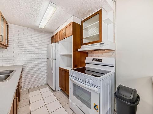 111 Woodstock, Edmonton, AB - Indoor Photo Showing Kitchen With Double Sink