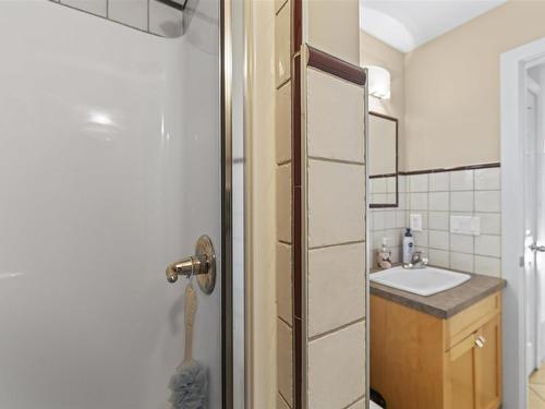 15720 93 Street, Edmonton, AB - Indoor Photo Showing Bathroom