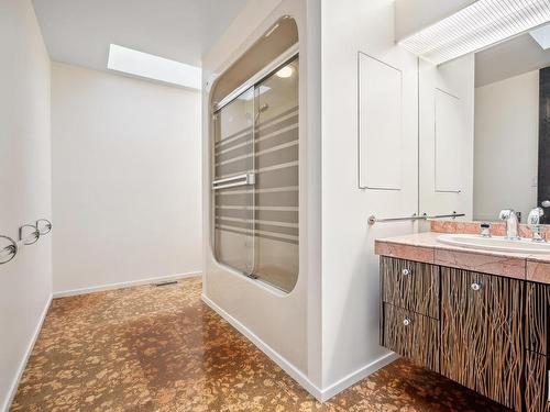 8771 Strathearn Drive, Edmonton, AB - Indoor Photo Showing Bathroom