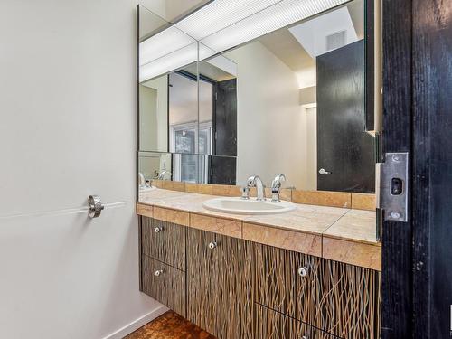 8771 Strathearn Drive, Edmonton, AB - Indoor Photo Showing Bathroom