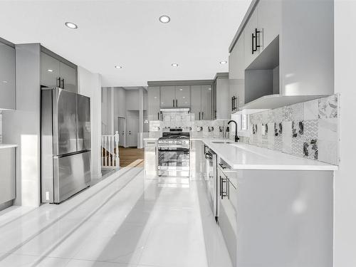 525 Jellett Way, Edmonton, AB - Indoor Photo Showing Kitchen With Upgraded Kitchen