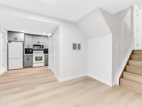 525 Jellett Way, Edmonton, AB - Indoor Photo Showing Kitchen