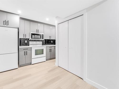 525 Jellett Way, Edmonton, AB - Indoor Photo Showing Kitchen