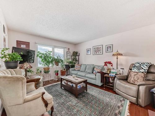 9912 170 Avenue, Edmonton, AB - Indoor Photo Showing Living Room