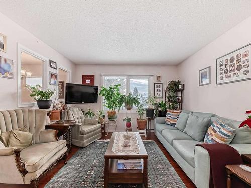 9912 170 Avenue, Edmonton, AB - Indoor Photo Showing Living Room