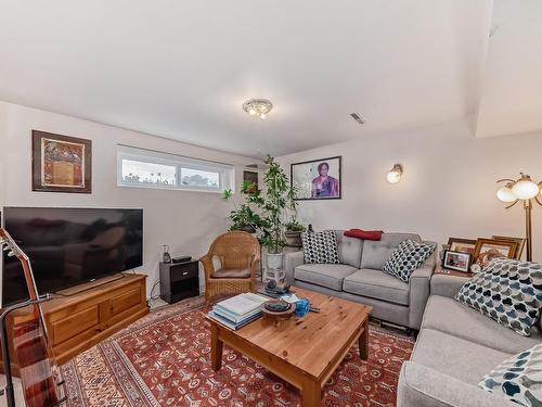 9912 170 Avenue, Edmonton, AB - Indoor Photo Showing Living Room