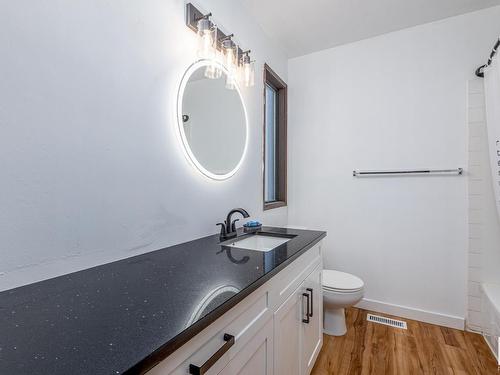 305 Lancaster Terrace, Edmonton, AB - Indoor Photo Showing Bathroom